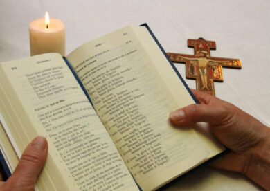 Valandų liturgija – maldingumo šaltinis. Skaitinėlis, evangelinės giesmės ir maldavimai