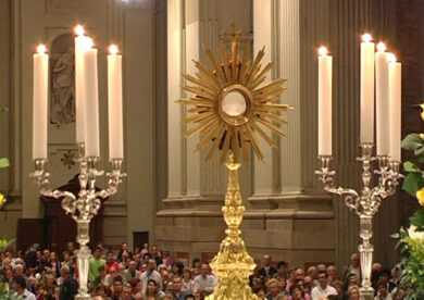 Liturginiai indai. Monstrancija, kustodija, viatikinė